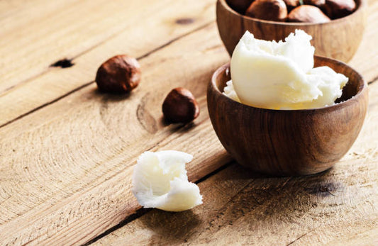 beurre de karité dans un pot en bois sur une table en bois