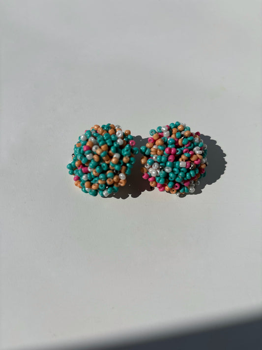 Boucles d'oreilles en perles multicolores, élégantes et légères, parfaites pour un style bohème et chic.