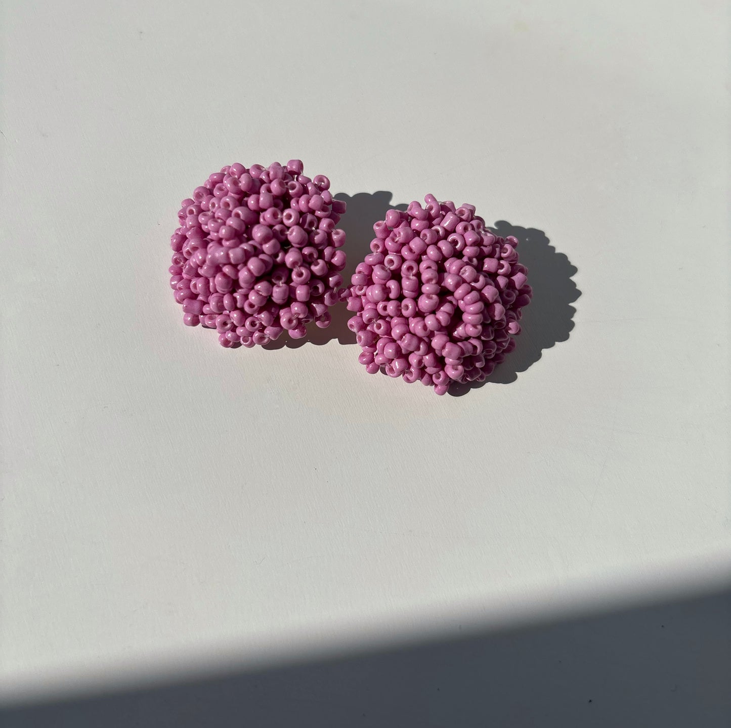 Boucles d'oreilles en perles roses, légères et élégantes, ajoutant une touche bohème et chic à votre look.