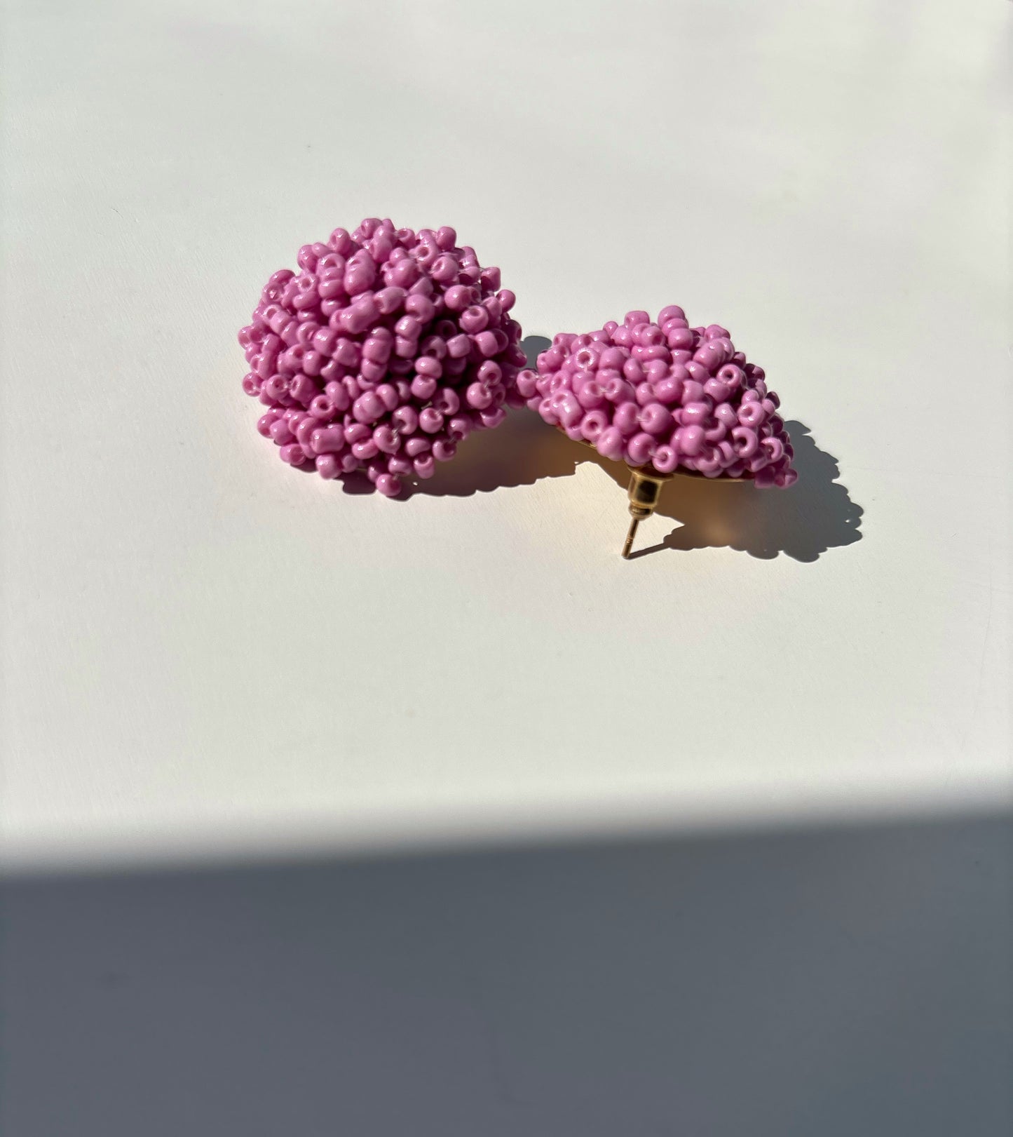 Boucles d'oreilles en perles roses, légères et élégantes, ajoutent une touche bohème à votre look chic.