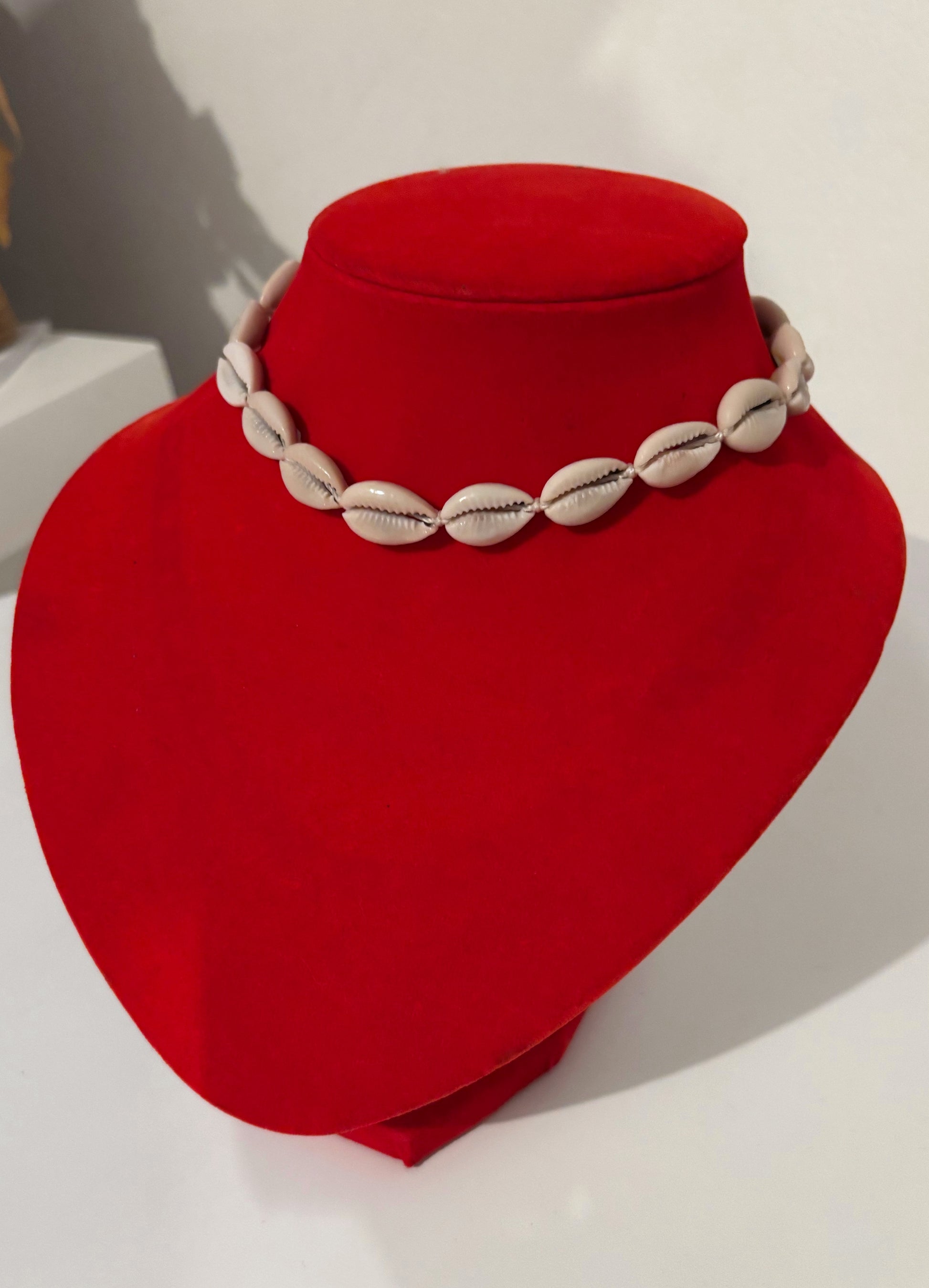 Collier ras de cou en coquillage cauri, chic et boho, symbole de chance et protection. Accessoire élégant en pierre.